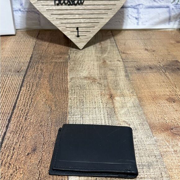 Fossil black leather bifold wallet 
Pre owned good - Picture 9 of 10